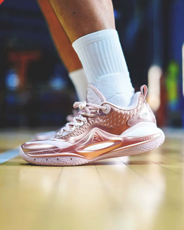 Rigorer AR2 Basketbalschoen Rose Gold lon feet Burned Sports