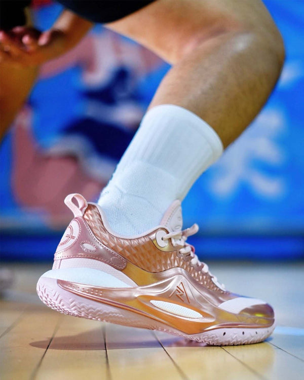 Rigorer AR2 Basketbalschoen Rose Gold lon feet Burned Sports