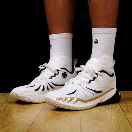 Rigorer AR3 Basketbalschoen Hitman Wit o n feet