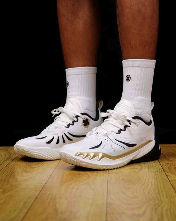 Rigorer AR3 Basketbalschoen Hitman Wit o n feet