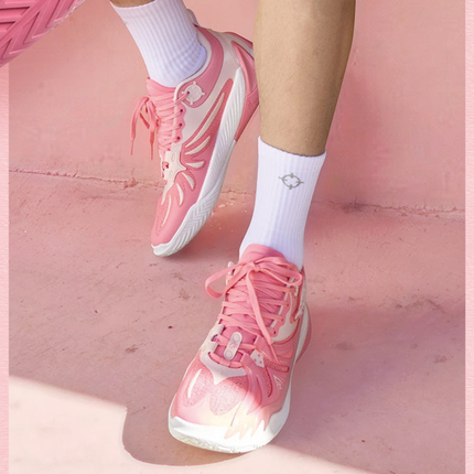 Rigorer AR3 Basketbalschoen Valentines Day Roze on feet foto met model austin reaves roze
