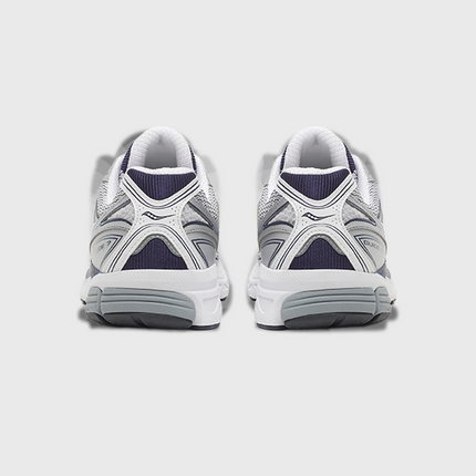 Saucony ProGrid Guide 7 sneaker in grijs en navy met een sportief retrodesign, ademend mesh bovenwerk en suède overlays voor een comfortabele en stijlvolle uitstraling. Deze veelzijdige sneaker is geschikt voor dagelijks gebruik en is te koop bij Burned Sports Den Bosch.
