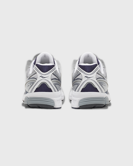 Saucony ProGrid Guide 7 sneaker in grijs en navy met een sportief retrodesign, ademend mesh bovenwerk en suède overlays voor een comfortabele en stijlvolle uitstraling. Deze veelzijdige sneaker is geschikt voor dagelijks gebruik en is te koop bij Burned Sports Den Bosch.