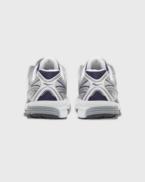 Saucony ProGrid Guide 7 sneaker in grijs en navy met een sportief retrodesign, ademend mesh bovenwerk en suède overlays voor een comfortabele en stijlvolle uitstraling. Deze veelzijdige sneaker is geschikt voor dagelijks gebruik en is te koop bij Burned Sports Den Bosch.