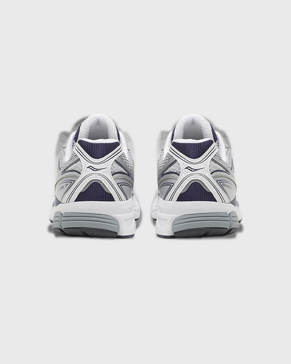 Saucony ProGrid Guide 7 sneaker in grijs en navy met een sportief retrodesign, ademend mesh bovenwerk en suède overlays voor een comfortabele en stijlvolle uitstraling. Deze veelzijdige sneaker is geschikt voor dagelijks gebruik en is te koop bij Burned Sports Den Bosch.