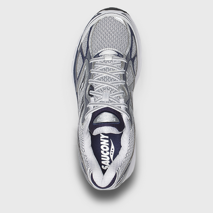 Saucony ProGrid Guide 7 sneaker in grijs en navy met een sportief retrodesign, ademend mesh bovenwerk en suède overlays voor een comfortabele en stijlvolle uitstraling. Deze veelzijdige sneaker is geschikt voor dagelijks gebruik en is te koop bij Burned Sports Den Bosch.