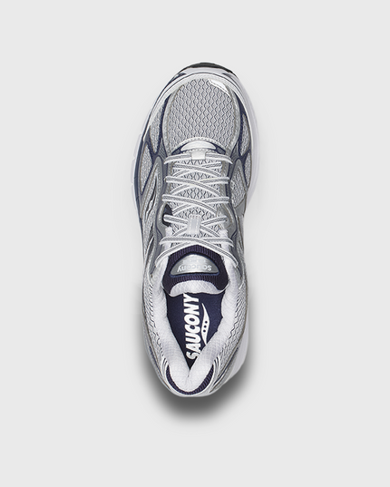 Saucony ProGrid Guide 7 sneaker in grijs en navy met een sportief retrodesign, ademend mesh bovenwerk en suède overlays voor een comfortabele en stijlvolle uitstraling. Deze veelzijdige sneaker is geschikt voor dagelijks gebruik en is te koop bij Burned Sports Den Bosch.