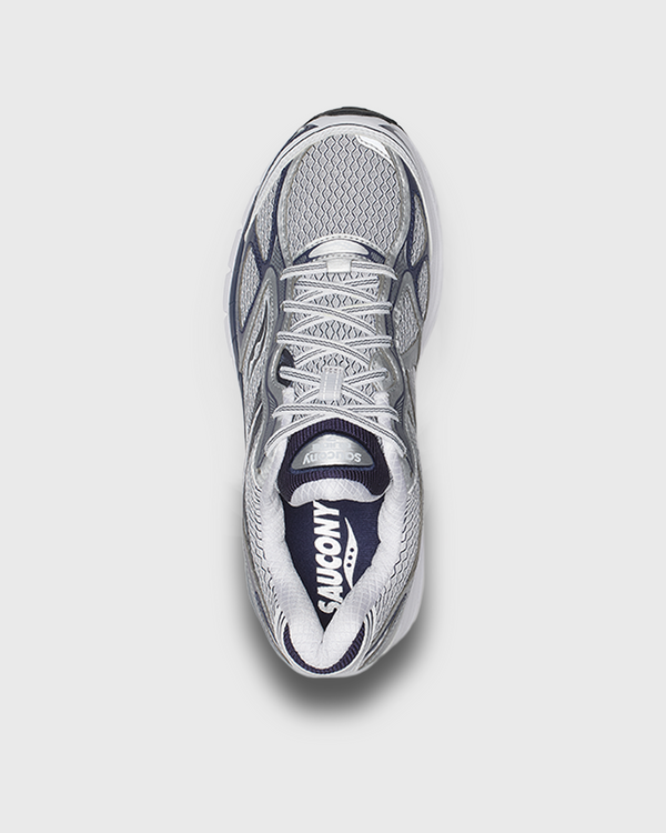 Saucony ProGrid Guide 7 sneaker in grijs en navy met een sportief retrodesign, ademend mesh bovenwerk en suède overlays voor een comfortabele en stijlvolle uitstraling. Deze veelzijdige sneaker is geschikt voor dagelijks gebruik en is te koop bij Burned Sports Den Bosch.