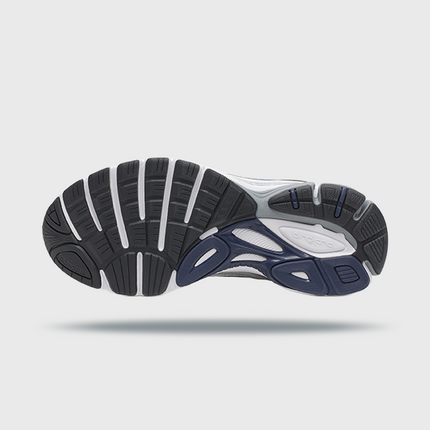 Saucony ProGrid Guide 7 sneaker in grijs en navy met een sportief retrodesign, ademend mesh bovenwerk en suède overlays voor een comfortabele en stijlvolle uitstraling. Deze veelzijdige sneaker is geschikt voor dagelijks gebruik en is te koop bij Burned Sports Den Bosch.