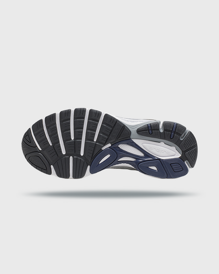 Saucony ProGrid Guide 7 sneaker in grijs en navy met een sportief retrodesign, ademend mesh bovenwerk en suède overlays voor een comfortabele en stijlvolle uitstraling. Deze veelzijdige sneaker is geschikt voor dagelijks gebruik en is te koop bij Burned Sports Den Bosch.