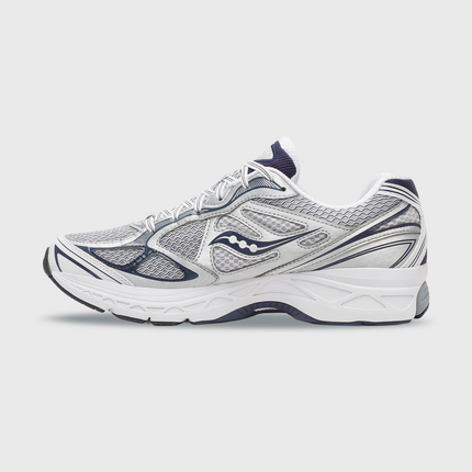 Saucony ProGrid Guide 7 sneaker in grijs en navy met een sportief retrodesign, ademend mesh bovenwerk en suède overlays voor een comfortabele en stijlvolle uitstraling. Deze veelzijdige sneaker is geschikt voor dagelijks gebruik en is te koop bij Burned Sports Den Bosch.
