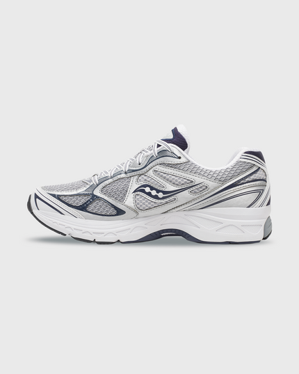 Saucony ProGrid Guide 7 sneaker in grijs en navy met een sportief retrodesign, ademend mesh bovenwerk en suède overlays voor een comfortabele en stijlvolle uitstraling. Deze veelzijdige sneaker is geschikt voor dagelijks gebruik en is te koop bij Burned Sports Den Bosch.
