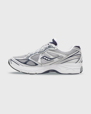 Saucony ProGrid Guide 7 sneaker in grijs en navy met een sportief retrodesign, ademend mesh bovenwerk en suède overlays voor een comfortabele en stijlvolle uitstraling. Deze veelzijdige sneaker is geschikt voor dagelijks gebruik en is te koop bij Burned Sports Den Bosch.