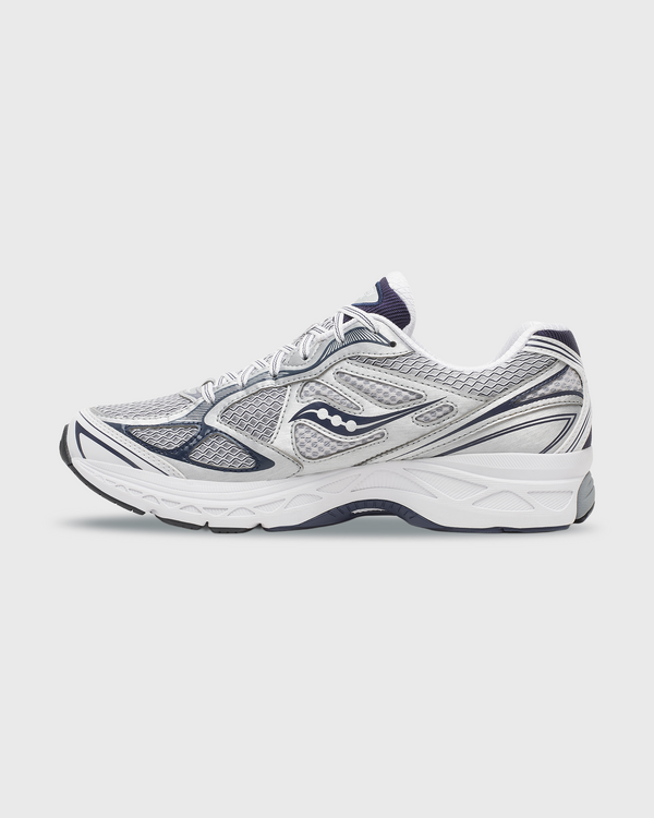 Saucony ProGrid Guide 7 sneaker in grijs en navy met een sportief retrodesign, ademend mesh bovenwerk en suède overlays voor een comfortabele en stijlvolle uitstraling. Deze veelzijdige sneaker is geschikt voor dagelijks gebruik en is te koop bij Burned Sports Den Bosch.