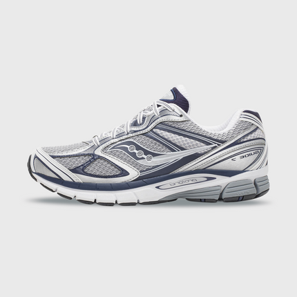 Saucony ProGrid Guide 7 sneaker in grijs en navy met een sportief retrodesign, ademend mesh bovenwerk en suède overlays voor een comfortabele en stijlvolle uitstraling. Deze veelzijdige sneaker is geschikt voor dagelijks gebruik en is te koop bij Burned Sports Den Bosch.