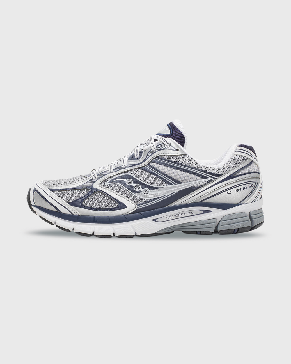 Saucony ProGrid Guide 7 sneaker in grijs en navy met een sportief retrodesign, ademend mesh bovenwerk en suède overlays voor een comfortabele en stijlvolle uitstraling. Deze veelzijdige sneaker is geschikt voor dagelijks gebruik en is te koop bij Burned Sports Den Bosch.