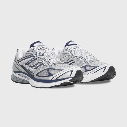 Saucony ProGrid Guide 7 sneaker in grijs en navy met een sportief retrodesign, ademend mesh bovenwerk en suède overlays voor een comfortabele en stijlvolle uitstraling. Deze veelzijdige sneaker is geschikt voor dagelijks gebruik en is te koop bij Burned Sports Den Bosch.