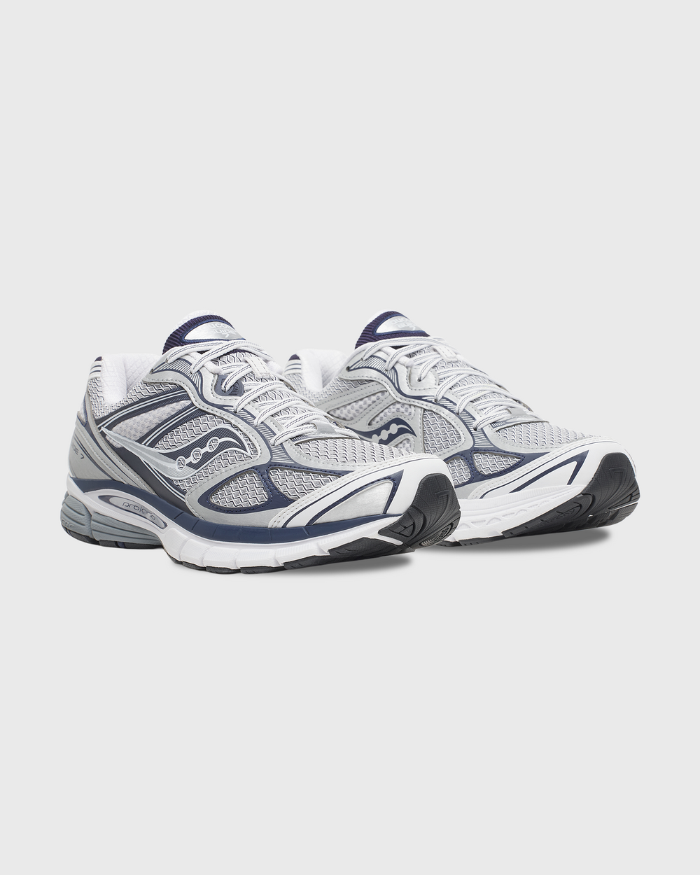 Saucony ProGrid Guide 7 sneaker in grijs en navy met een sportief retrodesign, ademend mesh bovenwerk en suède overlays voor een comfortabele en stijlvolle uitstraling. Deze veelzijdige sneaker is geschikt voor dagelijks gebruik en is te koop bij Burned Sports Den Bosch.