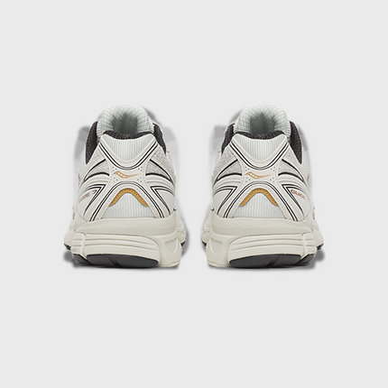 De Saucony ProGrid Guide 7 Sneaker Onyx Goud combineert een stijlvolle onyxzwarte basis met luxe goudkleurige accenten voor een sportieve en moderne uitstraling. Dankzij de ProGrid-demping biedt deze sneaker optimaal comfort voor dagelijks gebruik. De Saucony ProGrid Guide 7 Onyx Goud is verkrijgbaar bij Burned Sports Den Bosch, dé sneaker- en sportwinkel in Den Bosch.