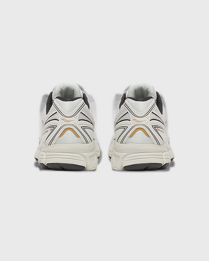 De Saucony ProGrid Guide 7 Sneaker Onyx Goud combineert een stijlvolle onyxzwarte basis met luxe goudkleurige accenten voor een sportieve en moderne uitstraling. Dankzij de ProGrid-demping biedt deze sneaker optimaal comfort voor dagelijks gebruik. De Saucony ProGrid Guide 7 Onyx Goud is verkrijgbaar bij Burned Sports Den Bosch, dé sneaker- en sportwinkel in Den Bosch.
