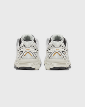 De Saucony ProGrid Guide 7 Sneaker Onyx Goud combineert een stijlvolle onyxzwarte basis met luxe goudkleurige accenten voor een sportieve en moderne uitstraling. Dankzij de ProGrid-demping biedt deze sneaker optimaal comfort voor dagelijks gebruik. De Saucony ProGrid Guide 7 Onyx Goud is verkrijgbaar bij Burned Sports Den Bosch, dé sneaker- en sportwinkel in Den Bosch.