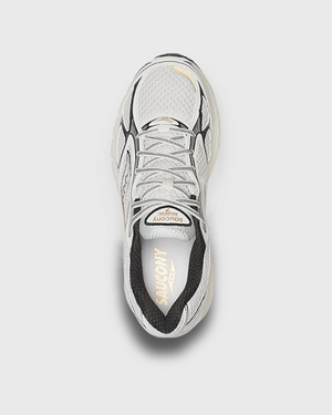 De Saucony ProGrid Guide 7 Sneaker Onyx Goud combineert een stijlvolle onyxzwarte basis met luxe goudkleurige accenten voor een sportieve en moderne uitstraling. Dankzij de ProGrid-demping biedt deze sneaker optimaal comfort voor dagelijks gebruik. De Saucony ProGrid Guide 7 Onyx Goud is verkrijgbaar bij Burned Sports Den Bosch, dé sneaker- en sportwinkel in Den Bosch.