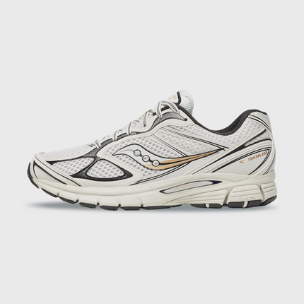 De Saucony ProGrid Guide 7 Sneaker Onyx Goud combineert een stijlvolle onyxzwarte basis met luxe goudkleurige accenten voor een sportieve en moderne uitstraling. Dankzij de ProGrid-demping biedt deze sneaker optimaal comfort voor dagelijks gebruik. De Saucony ProGrid Guide 7 Onyx Goud is verkrijgbaar bij Burned Sports Den Bosch, dé sneaker- en sportwinkel in Den Bosch.