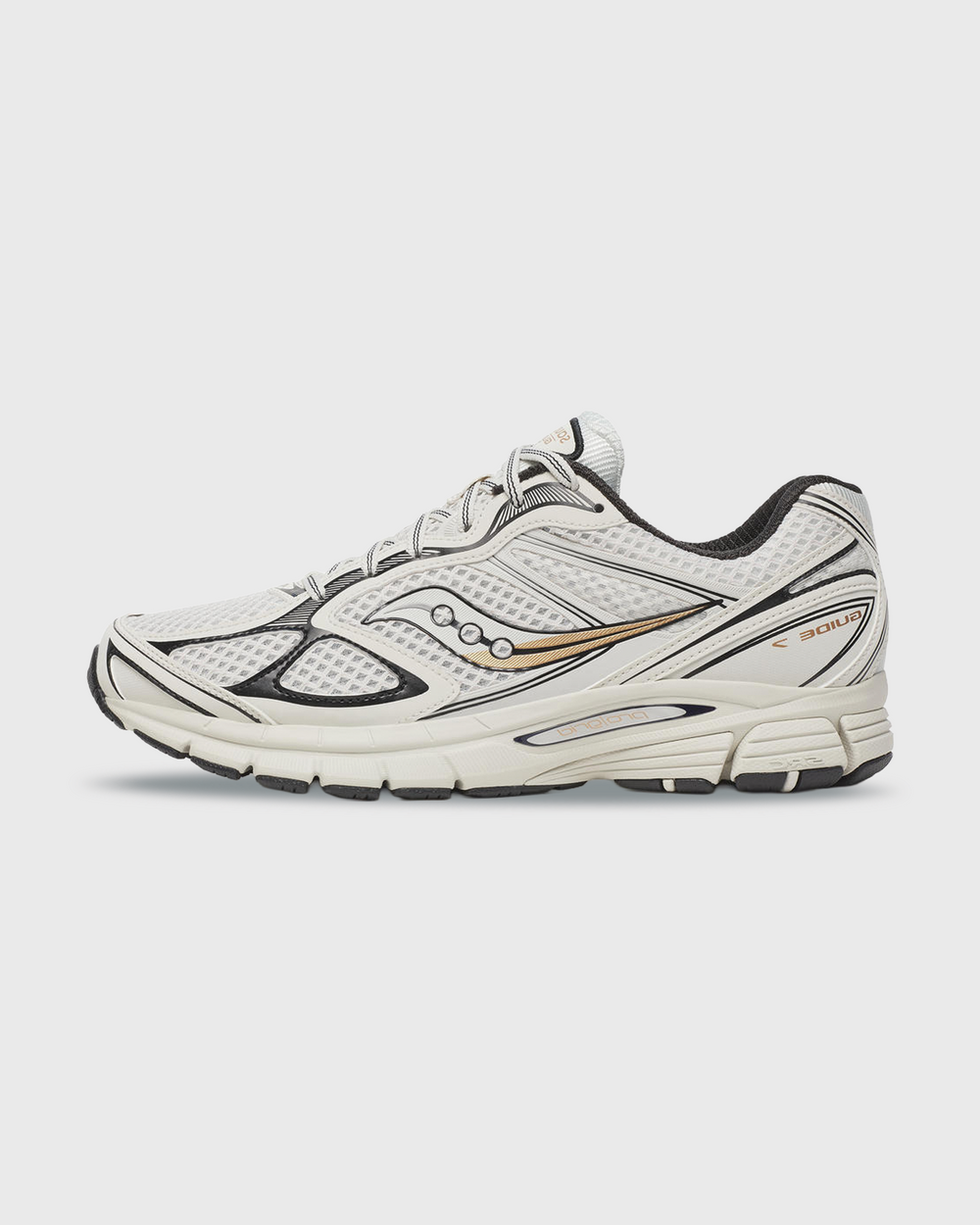 De Saucony ProGrid Guide 7 Sneaker Onyx Goud combineert een stijlvolle onyxzwarte basis met luxe goudkleurige accenten voor een sportieve en moderne uitstraling. Dankzij de ProGrid-demping biedt deze sneaker optimaal comfort voor dagelijks gebruik. De Saucony ProGrid Guide 7 Onyx Goud is verkrijgbaar bij Burned Sports Den Bosch, dé sneaker- en sportwinkel in Den Bosch.