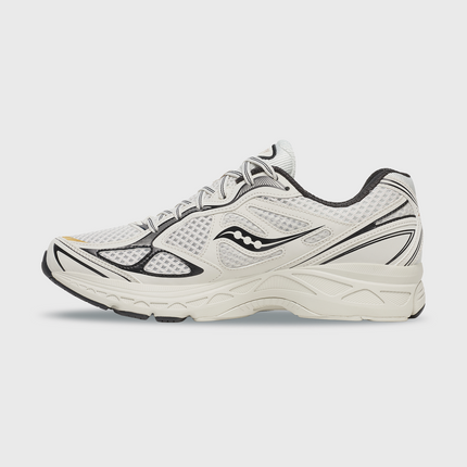 De Saucony ProGrid Guide 7 Sneaker Onyx Goud combineert een stijlvolle onyxzwarte basis met luxe goudkleurige accenten voor een sportieve en moderne uitstraling. Dankzij de ProGrid-demping biedt deze sneaker optimaal comfort voor dagelijks gebruik. De Saucony ProGrid Guide 7 Onyx Goud is verkrijgbaar bij Burned Sports Den Bosch, dé sneaker- en sportwinkel in Den Bosch.