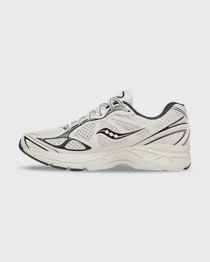 De Saucony ProGrid Guide 7 Sneaker Onyx Goud combineert een stijlvolle onyxzwarte basis met luxe goudkleurige accenten voor een sportieve en moderne uitstraling. Dankzij de ProGrid-demping biedt deze sneaker optimaal comfort voor dagelijks gebruik. De Saucony ProGrid Guide 7 Onyx Goud is verkrijgbaar bij Burned Sports Den Bosch, dé sneaker- en sportwinkel in Den Bosch.