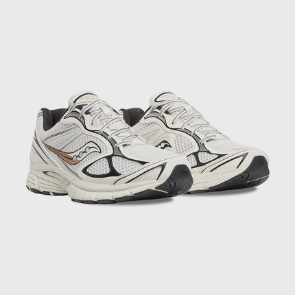 De Saucony ProGrid Guide 7 Sneaker Onyx Goud combineert een stijlvolle onyxzwarte basis met luxe goudkleurige accenten voor een sportieve en moderne uitstraling. Dankzij de ProGrid-demping biedt deze sneaker optimaal comfort voor dagelijks gebruik. De Saucony ProGrid Guide 7 Onyx Goud is verkrijgbaar bij Burned Sports Den Bosch, dé sneaker- en sportwinkel in Den Bosch.