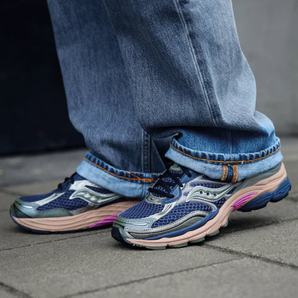 Saucony Progrid Omni 9 Sneaker Blue Brush On Feet Buiten