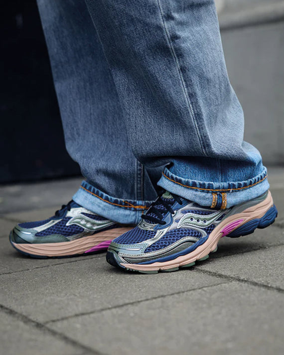 Saucony Progrid Omni 9 Sneaker Blue Brush On Feet Buiten