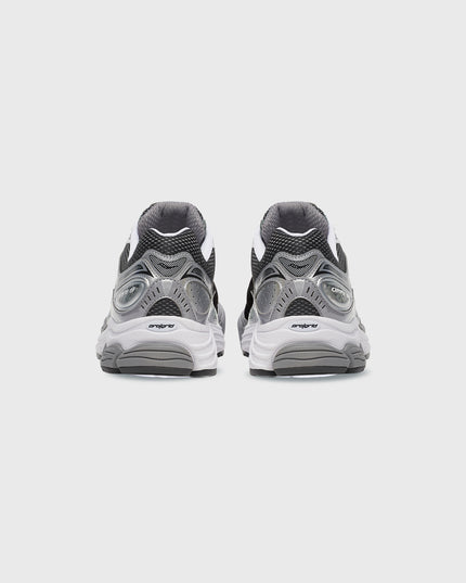 Saucony Progrid Omni 9 Sneaker Grijs Zilver achterkant schoen hiel met grijs en wit 