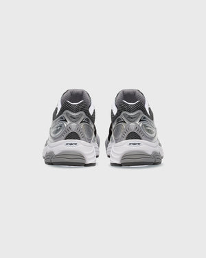 Saucony Progrid Omni 9 Sneaker Grijs Zilver achterkant schoen hiel met grijs en wit 