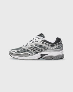Saucony Progrid Omni 9 Sneaker Grijs Zilver zijaanzicht schoen met logo saucony 