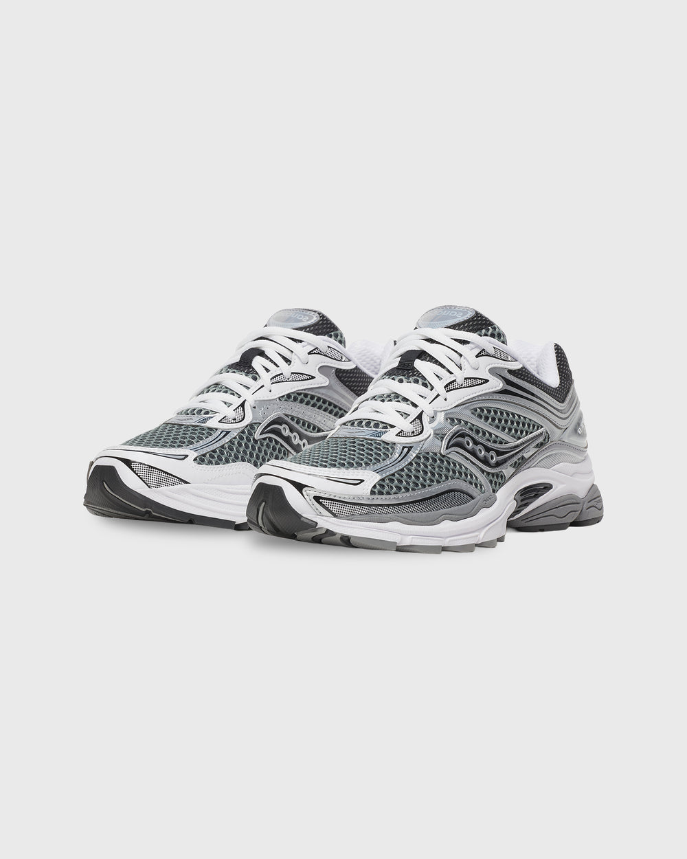 Saucony Progrid Omni 9 Sneaker Grijs Zilver zijaanzicht schoen met logo saucony 