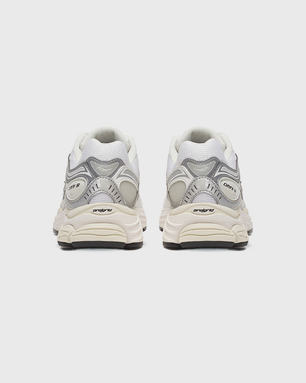 Saucony Progrid Omni 9 Sneaker Wit Zilver aanzicht achterkant hak