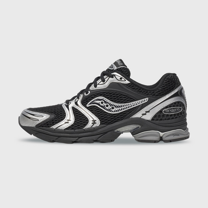 Saucony Progrid Triumph 4 Sneaker Zwart Zilver zijaanzicht linker schoen buitenkant