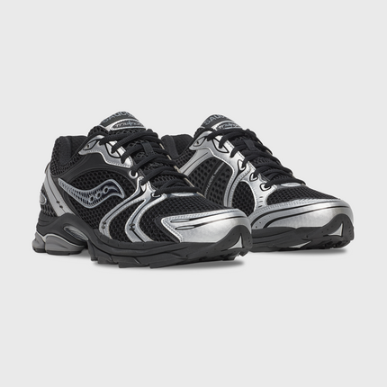 Saucony Progrid Triumph 4 Sneaker Zwart Zilver vooraanzicht linker rechter schoen
