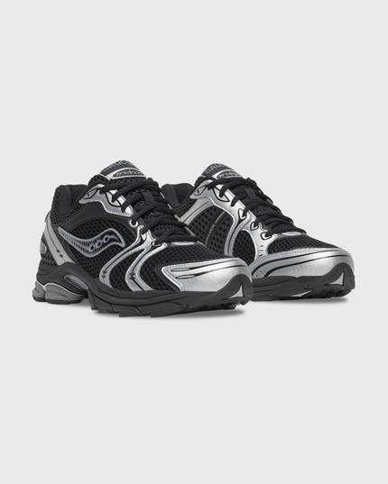 Saucony Progrid Triumph 4 Sneaker Zwart Zilver vooraanzicht linker rechter schoen
