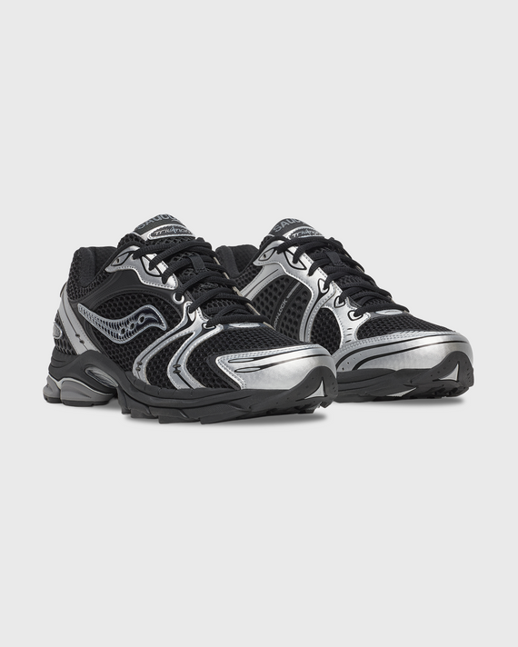 Saucony Progrid Triumph 4 Sneaker Zwart Zilver vooraanzicht linker rechter schoen