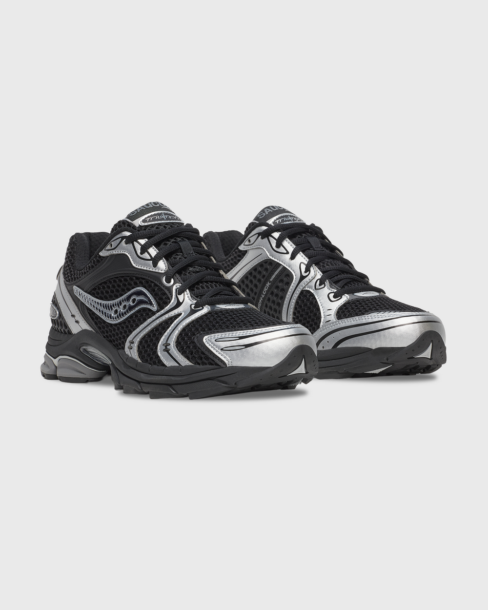 Saucony Progrid Triumph 4 Sneaker Zwart Zilver zijaanzicht linker schoen buitenkant