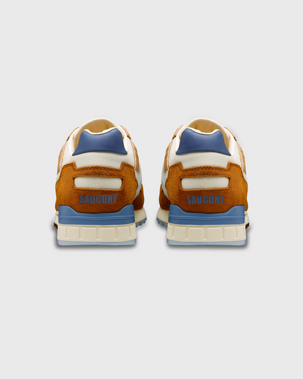 Saucony Shadow 5000 Beige Bruin Blauw achterkant linker en rechterschoen hak tekst saucony