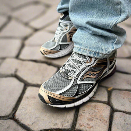 Saucony Progrid Guide 7 Sneaker Wit / Brons on feet Burned Sports 