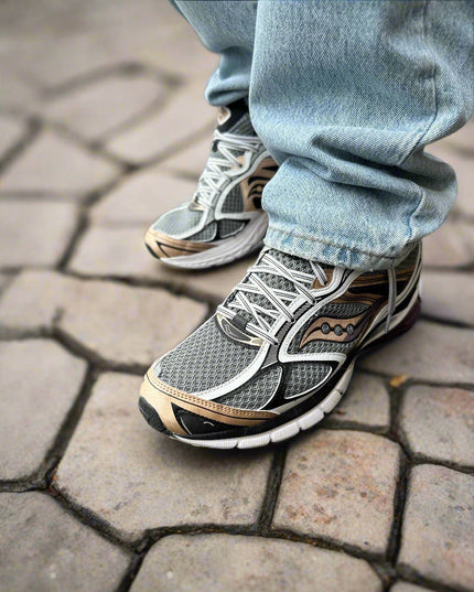 Saucony Progrid Guide 7 Sneaker Wit / Brons on feet Burned Sports 