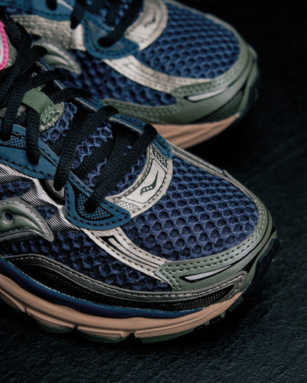 Saucony Progrid Omni 9 Sneaker Blue Brush Close Up Lifestyle Foto