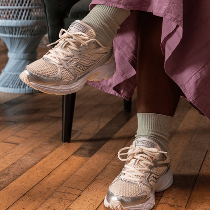 Saucony Ride Millennium Sneaker Cream / Zilver on feet aan voeten in mooie kamer 