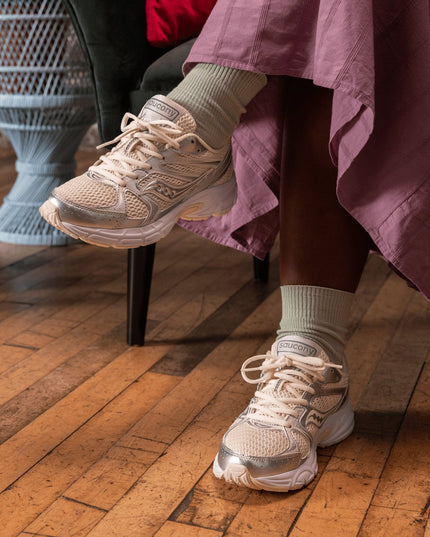Saucony Ride Millennium Sneaker Cream / Zilver on feet aan voeten in mooie kamer 