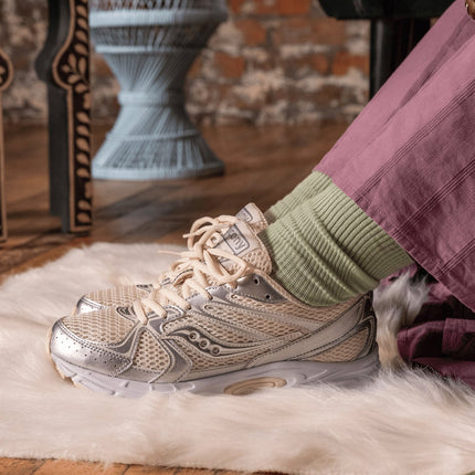 Saucony Ride Millennium Sneaker Cream / Zilver on feet in cosy room